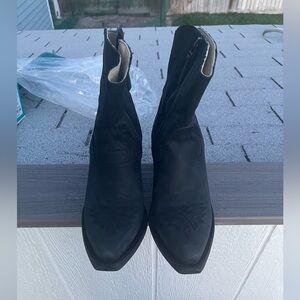 Worn one time beautiful black Kane boots! 🖤